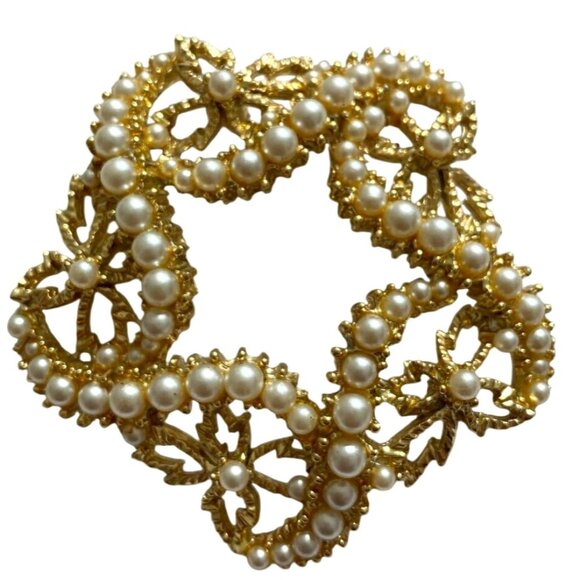 Vintage-Style Gold Tone Brooch with Faux Pearls – Openwork Star Wreath Classic - Picture 1 of 5